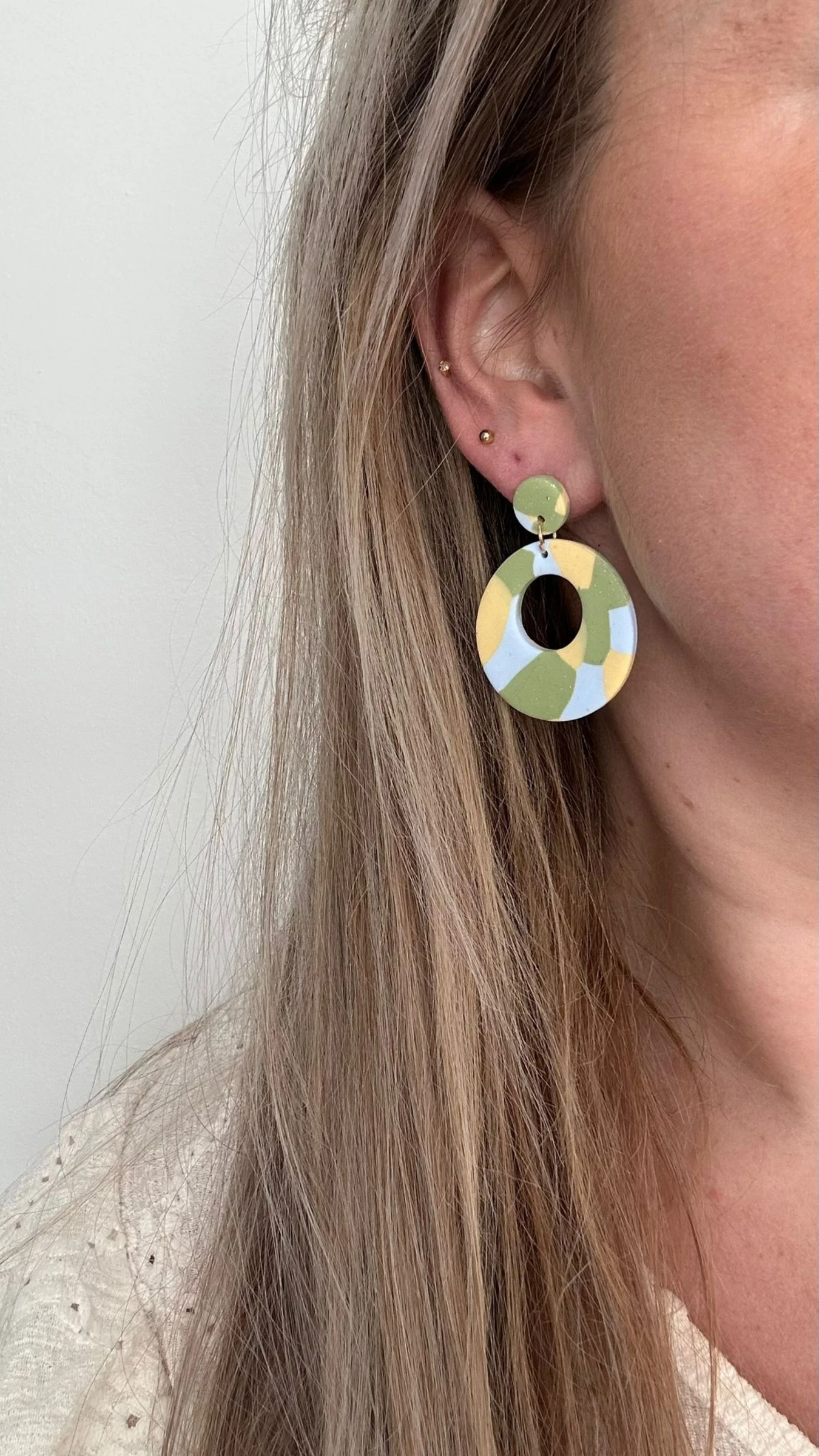 *neuf* boucles d'oreilles bleues avec vert et jaune – photo 2